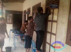 Jumat bersih perangkat Desa Hargosari mengepel pintu kantor